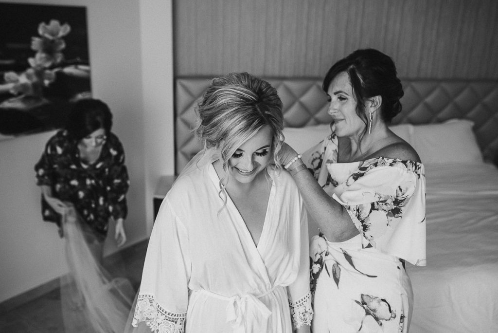 Black and white photo of bride getting ready at Moon Palace Resort, Cancun. Caro Navarro Wedding Photography