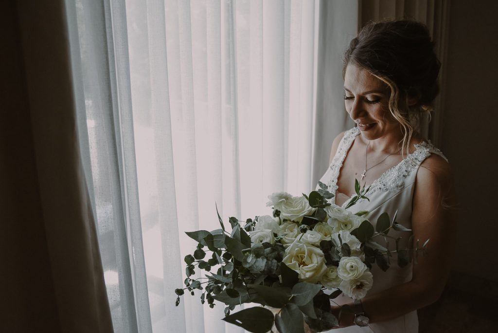 Bride portrait with bouquet and natural light at Heritage Fairmont Mayakoba, Mexico. Caro Navarro Photography