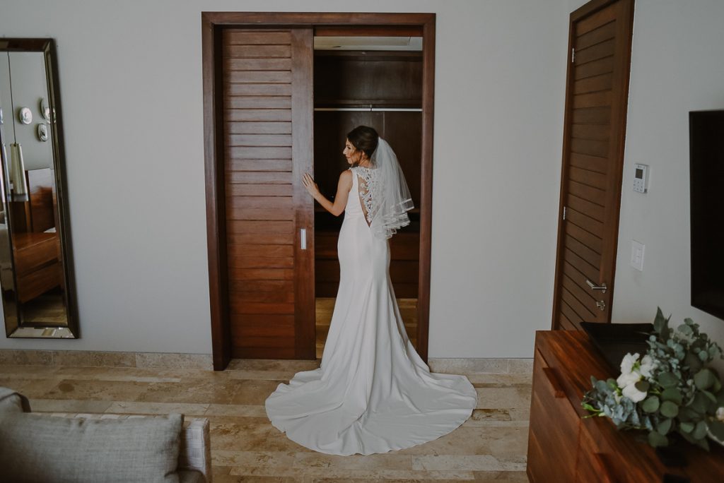 Backless lace wedding dress and veil look. Heritage Fairmont Mayakoba Wedding by Caro Navarro Photography