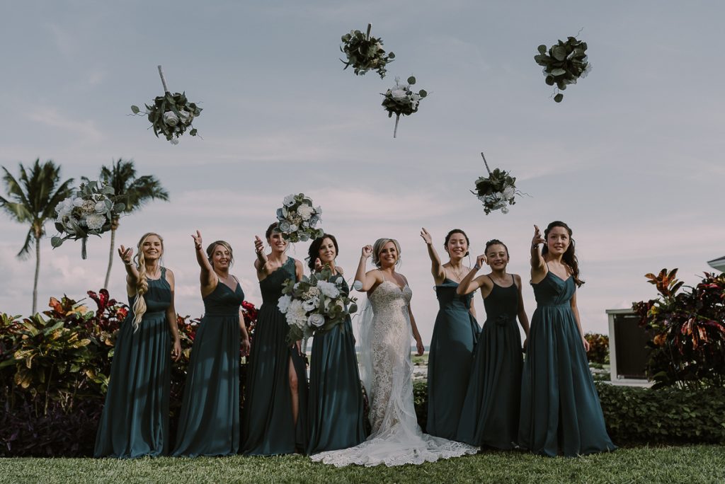 Bridal party portraits with bouquet toss. Caro Navarro Cancun Wedding Photography