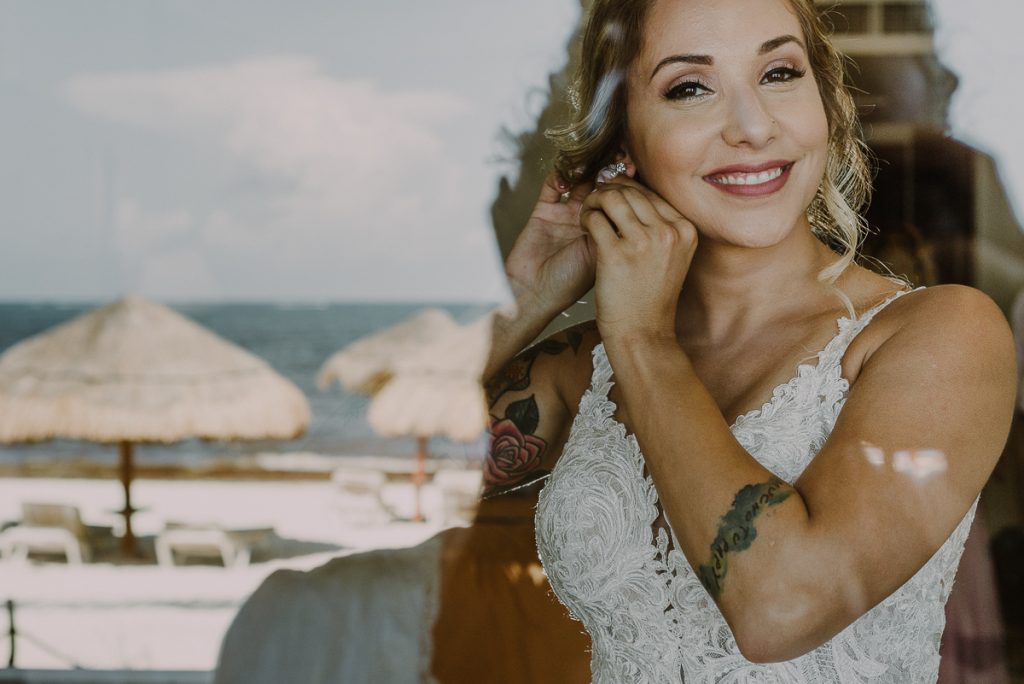 Now Sapphire Riviera Cancun Bride overlooking the beach. Caro Navarro Photography
