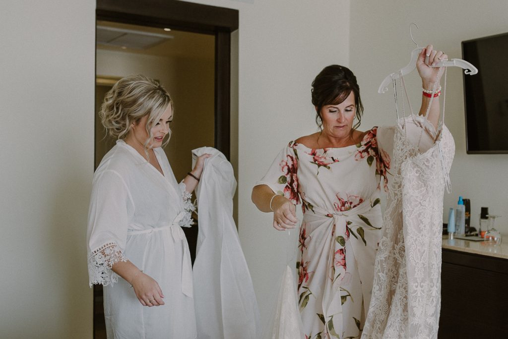 Destination bride and mother getting ready for a Moon Palace Wedding by Caro Navarro Photography