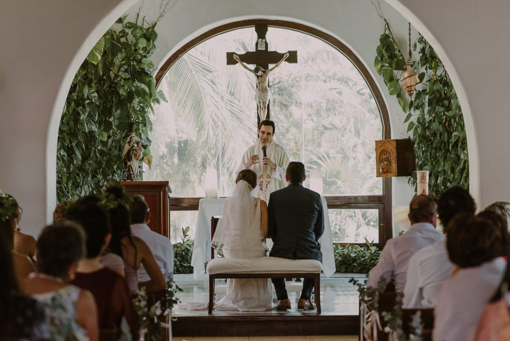 Wedding ceremony at Nuestra Señora del Carmen in Playa del Carmen. Caro Navarro Photography