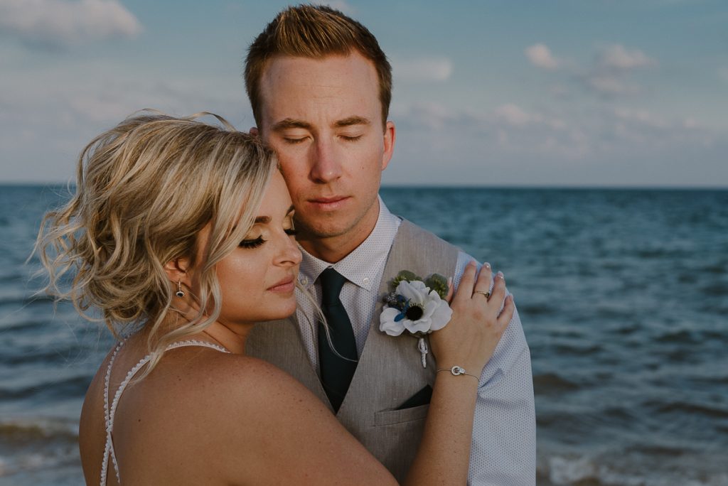 Bride and groom beach portraits at Moon Palace Nizuc, Cancun. Caro Navarro Photography