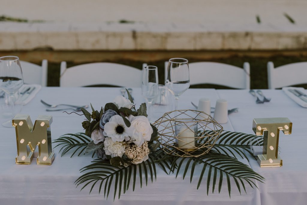 Sweethearts table at Moon Palace Nizuc Cancun Wedding by Caro Navarro Photography