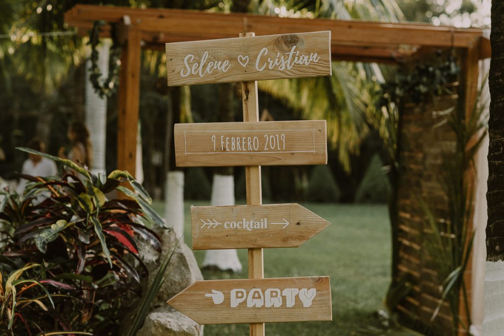 Wooden wedding signs for reception in Playa del Carmen, Mexico. Caro Navarro Photography