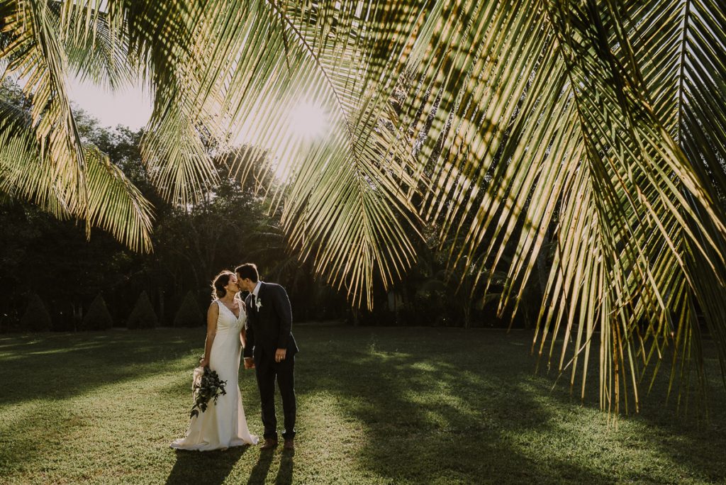 Bride and groom tropical garden portraits with natural light by Caro Navarro Mexico Wedding Photography