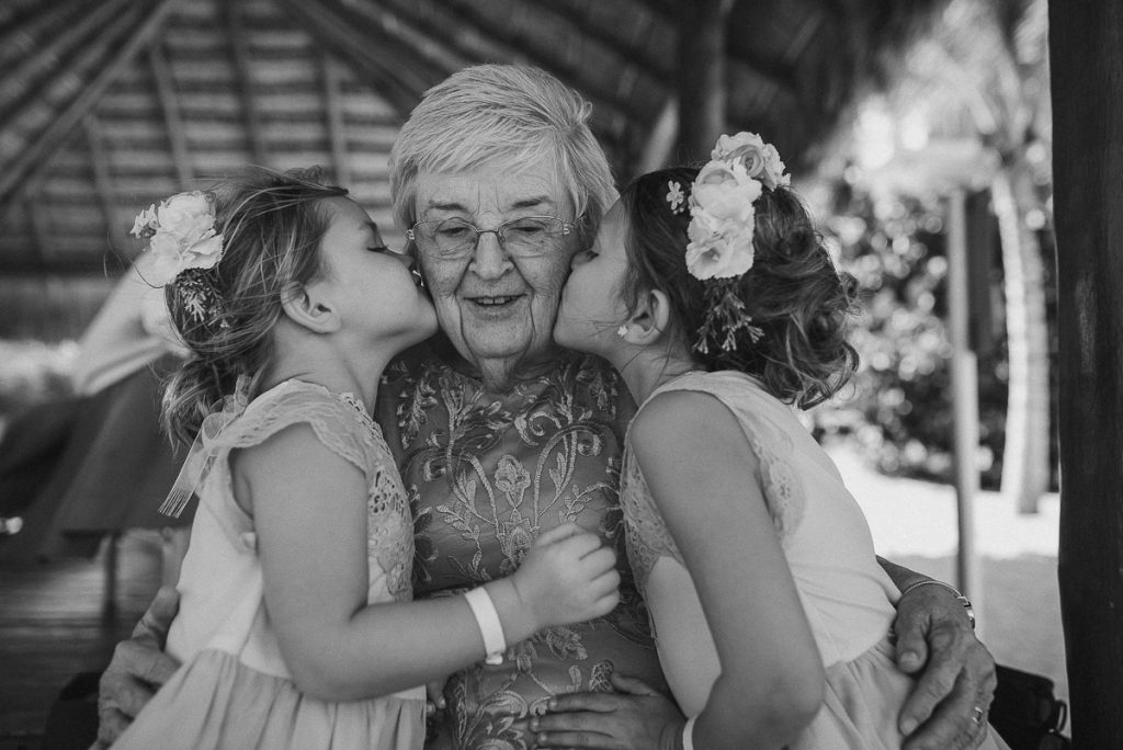 Family love. Royalton Riviera Cancun Wedding in Mexico by Caro Navarro Photography