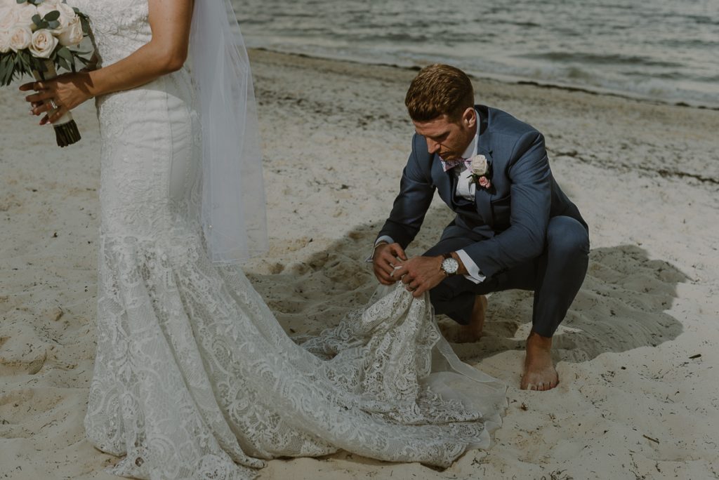 Bride and groom sunset portraits at Royalton Riviera Cancun, Mexico. Caro Navarro Photography
