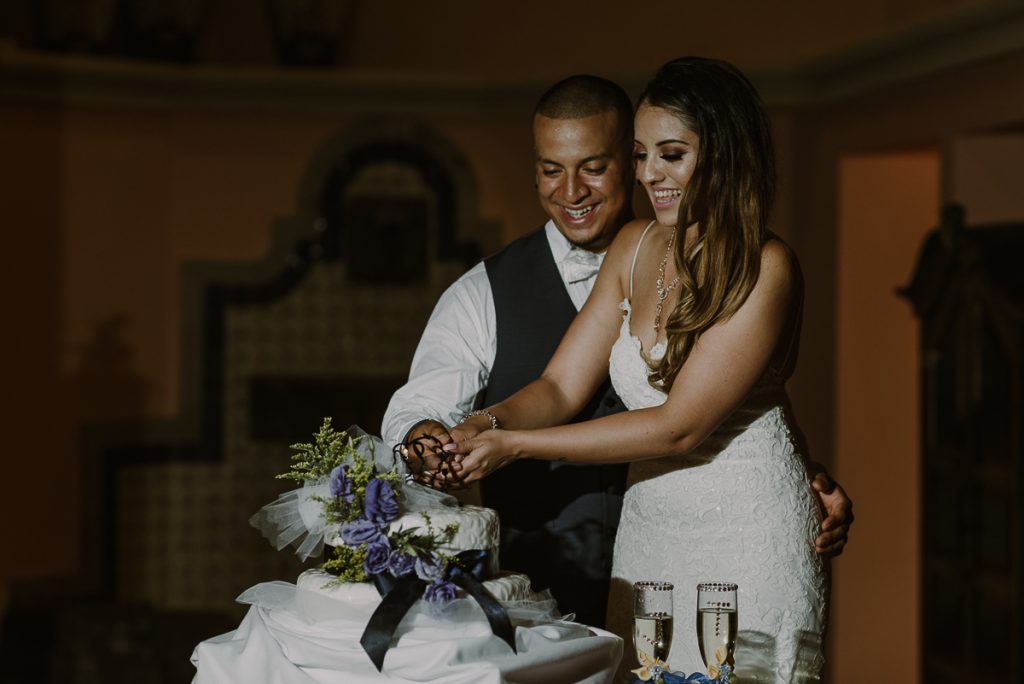 Cake cutting moment at Riu Caribe Cancun wedding reception by Caro Navarro Photography