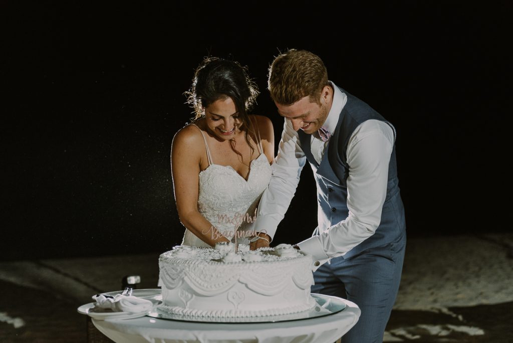 Wedding cake cutting at Royalton Riviera Cancun, Mexico. Caro Navarro Photography