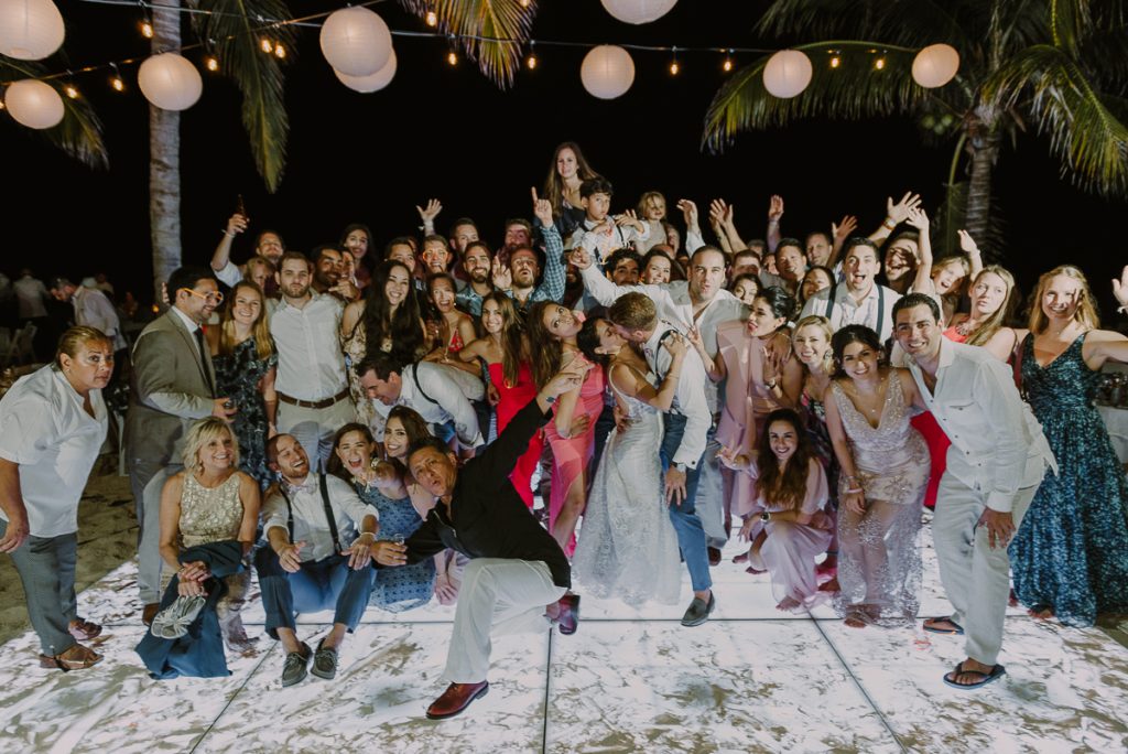 Wedding group photo at Royalton Riviera Cancun wedding reception. Caro Navarro Photography