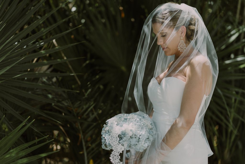 Bridal portrait with wedding veil at Grand Palladium Riviera Maya Beach Wedding in Mexico. Caro Navarro Photography