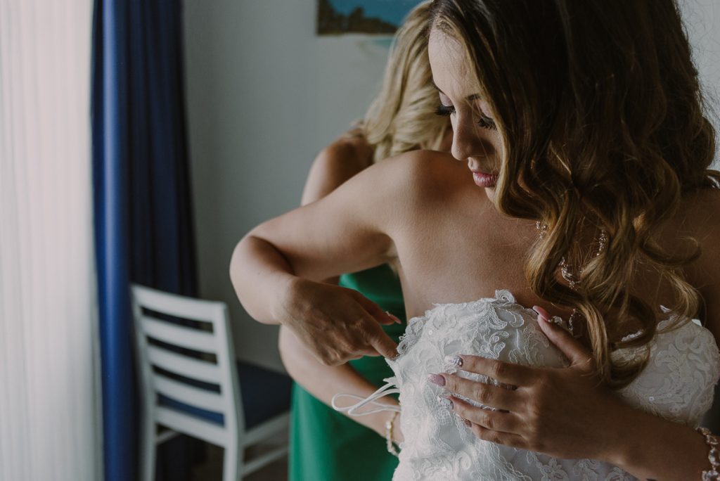 Bride getting ready at Riu Caribe, Cancun, Mexico. Caro Navarro Wedding Photography