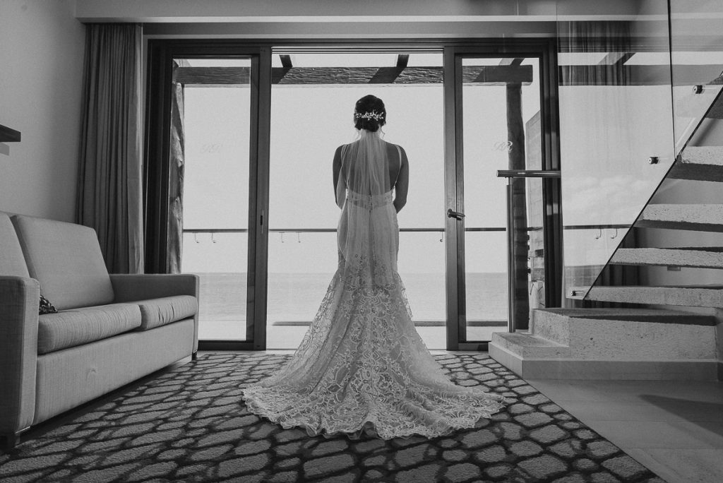 Bridal portrait in black and white at Royalton Riviera Cancun, Mexico. Caro Navarro Wedding Photography