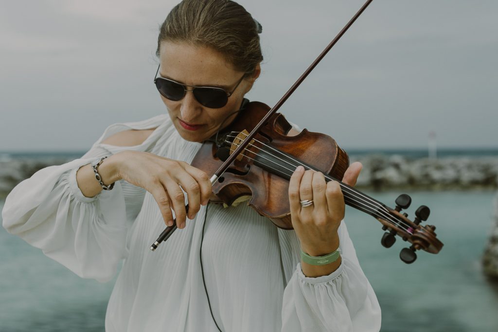 Live violin music at Glam Hard Rock Riviera Maya Destination Wedding. Caro Navarro Photography