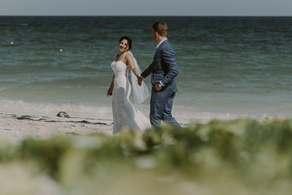 Bride and groom beach portraits at Royalton Riviera Cancun, Mexico. Caro Navarro Photography