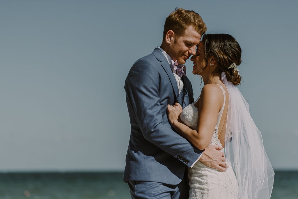 Destination bride and groom portraits at Royalton Riviera Cancun Mexico. Caro Navarro Photography